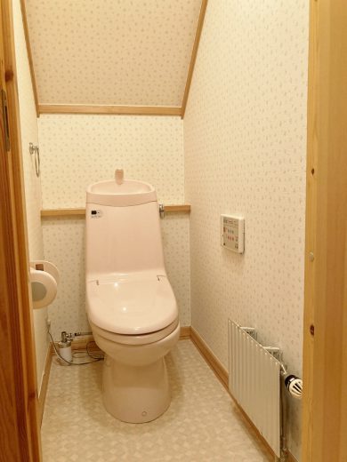 トイレ（2階トイレ：シャワートイレ）