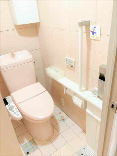 トイレ（温水洗浄便座付き）、壁と床にタイル施工されています。(内装)