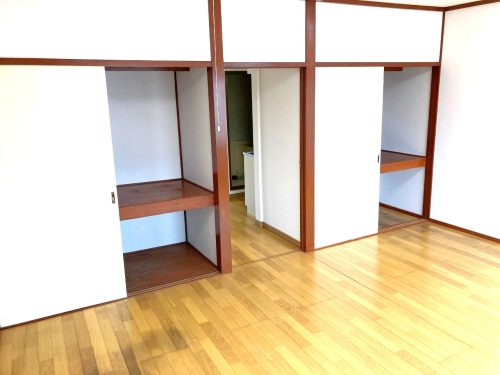 洋室:奥収納の押し入れ2つ 洋室:奥収納の押し入れ2つ